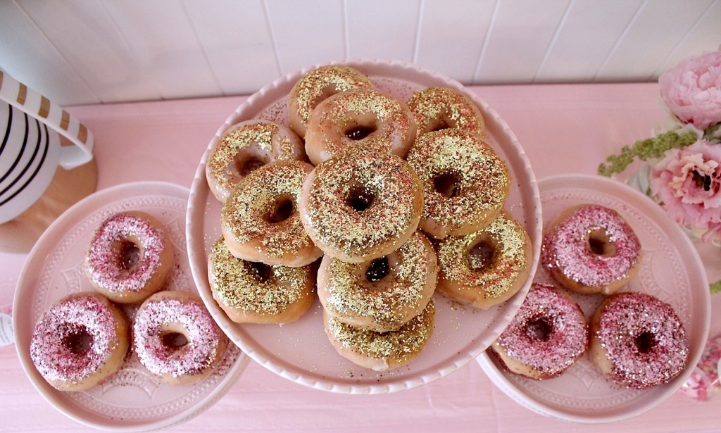 Ansigt opad Perennial Temerity Pink the Town's Glitter Doughnut Party